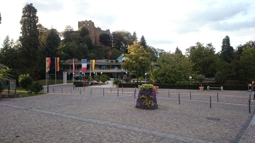 Schlossplatz Badenweiler mit Kurzentrum und Burg (25.9.2020; Foto: Henning Klare)