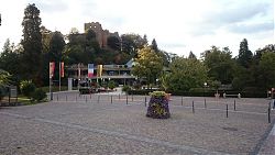 Schlossplatz Badenweiler mit Kurzentrum und Burg (25.9.2020; Foto: Henning Klare)