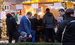 Glühweinbude vor Broecker an der Marktallee (13.12.2020; Foto: Henning Klare)