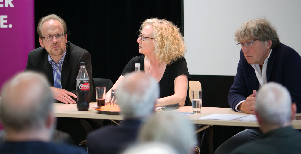 Die SPD-Ratsfraktion diskutiert mit Anwohnern über die Schließung des Wasserwerks Geist: v.l. Dr. Michael Jung, Maria Winkel, Michel Kleyboldt (11.5.2017; Foto: SPD)