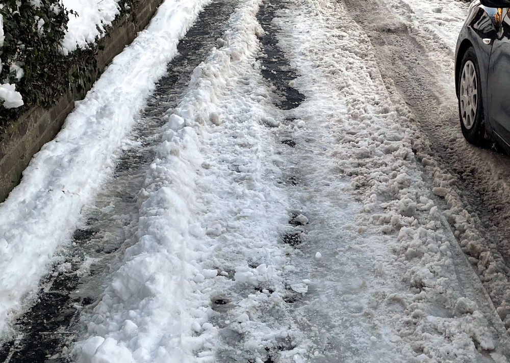 Arbeitsbeschaffung für die Anwohner: Autos schieben den Schnee auf den Gehweg (11.2.2021; Foto: Henning Klare)