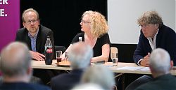 Die SPD-Ratsfraktion diskutiert mit Anwohnern über die Schließung des Wasserwerks Geist: v.l. Dr. Michael Jung, Maria Winkel, Michel Kleyboldt (11.5.2017; Foto: SPD)