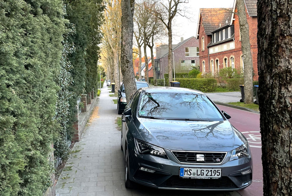 Die Bürgersteige der Max-Winkelmann-Straße werden immer weiter zugeparkt (26.4.2021; Foto: Henning Klare)