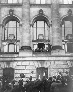 Ausrufung der Republik am 9. November 1918: Philipp Scheidemann spricht vom Westbalkon des Reichstagsgebäudes aus