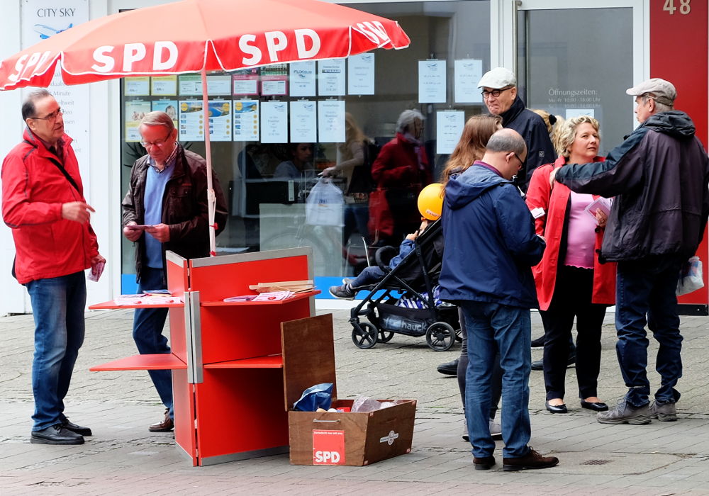 Hiltruper Marktallee am Vortag der Landtagswahl: Ministerin Svenja Schulze am Info-Stand der SPD (13.5.2017; Foto: Klare)