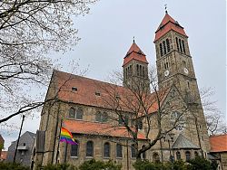 St. Clemens mit Regenbogenfahne (8.5.2021; Foto: Henning Klare)