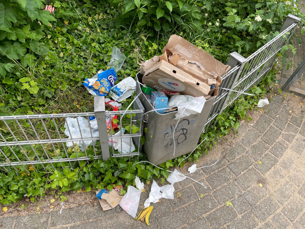 Spielplatz Max-Wnkelmann-Straße: Müll überall (6.6.2021; Foto: Henning Klare)