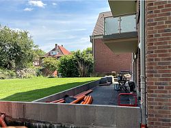 Eine ökologische Katastrophe: Pseudo-Grün auf der Tiefgarage (Am Klosterwald 9, 10.6.2021; Foto: Henning Klare)