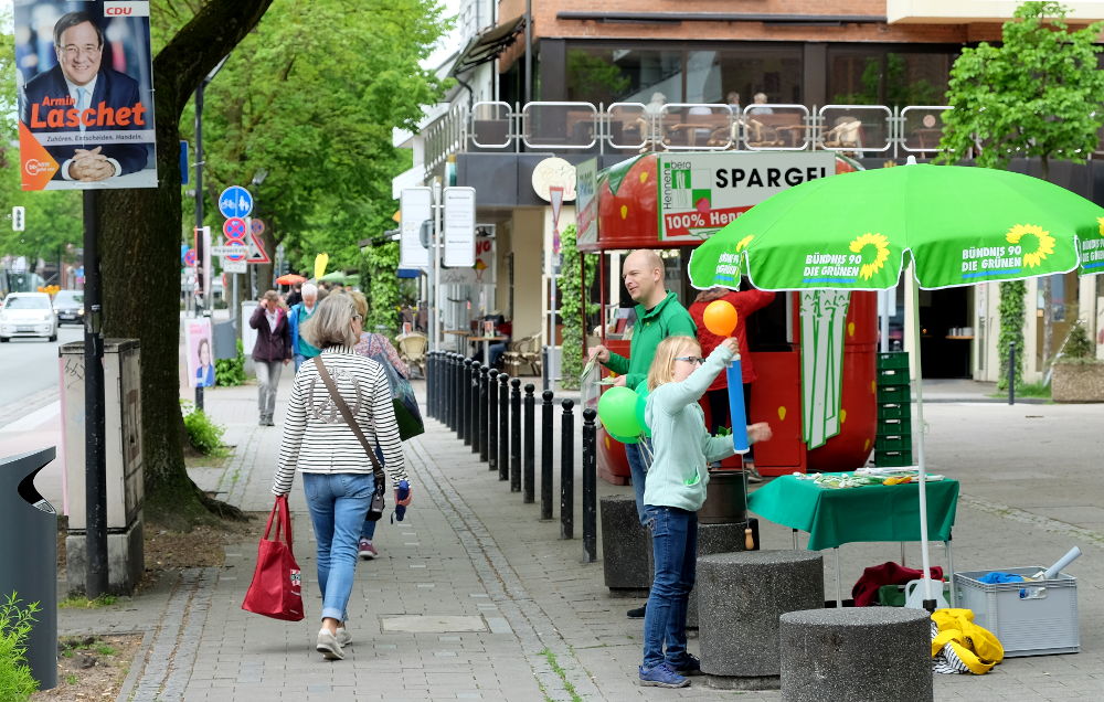 Hiltruper Marktallee am Vortag der Landtagswahl:  Info-Stand der Grünen (13.5.2017; Foto: Klare)