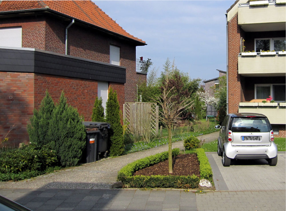 So sah der Eingangsbereich von Am Klosterwald 11 (rechts) aus, bevor MSV Immobilien GmbH kam (Foto: Henning Klare)