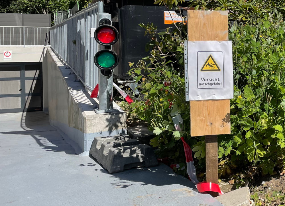 "Vorsicht Rutschgefahr": Provisorisches Warnschild an der Zufahrt zur Tiefgarage (Am Klosterwald 9, 13.6.2021; Foto: Henning Klare)