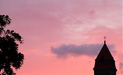 Ein heißer Tag geht zu Ende (St. Clemens Hiltrup, 20.6.2021; Foto: Henning Klare)