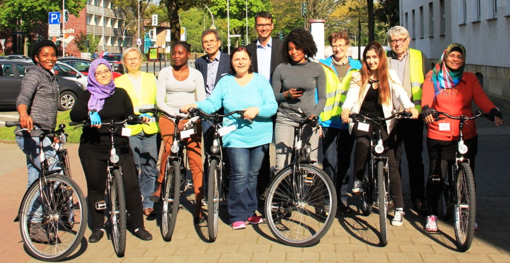 Fahrradkurs für Frauen, organisiert von der Alten Post Berg Fidel. Vorn: Die Teilnehmerinnen (1.v.l. Adamma, 3.v.r. Judith, 1.v.r. Amani); hinten: 1.v.l. Christa Röbbecke, 2.v.l. Karl-Heinz Winter, 3.v.l. Christian Mengler von der LEG NRW (10.5.2017; Foto