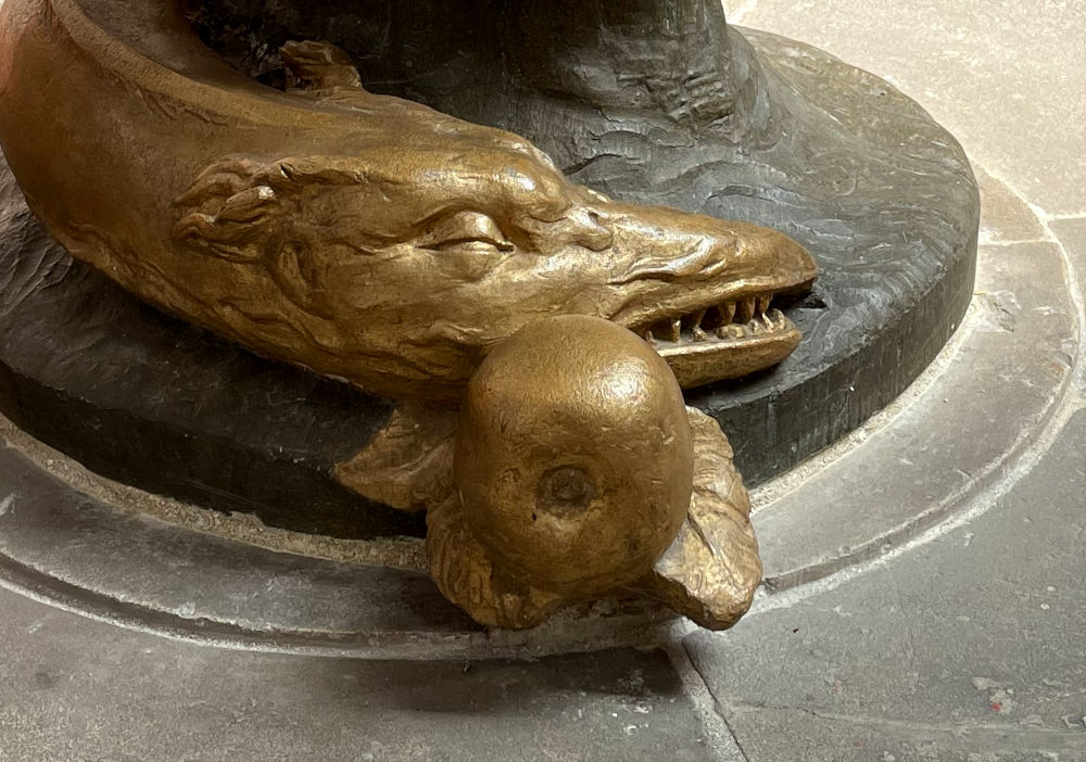 Überwasserkirche: Fuß des Taufbeckens (25.7.2021; Foto: Henning Klare)