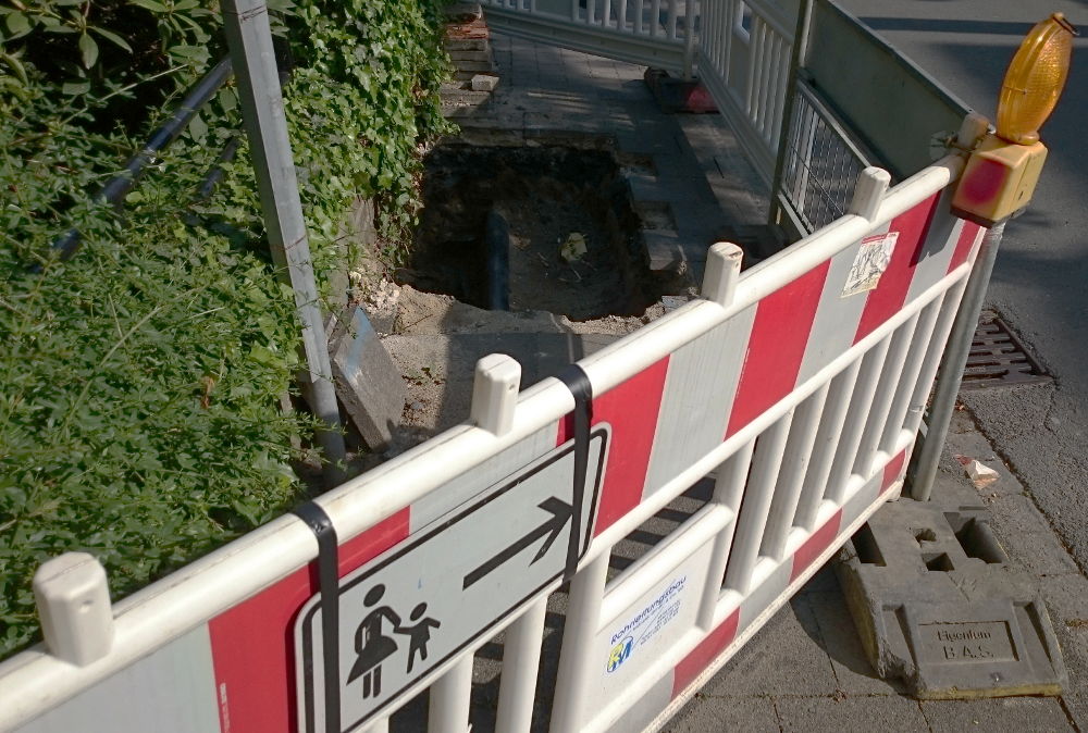 Viele Jahre Ärger mit dem Telekom-Anschluss: ein Loch in der Straße, aber immer noch kein Anschluss unter dieser Nummer (22.5.2017; Foto: Klare)