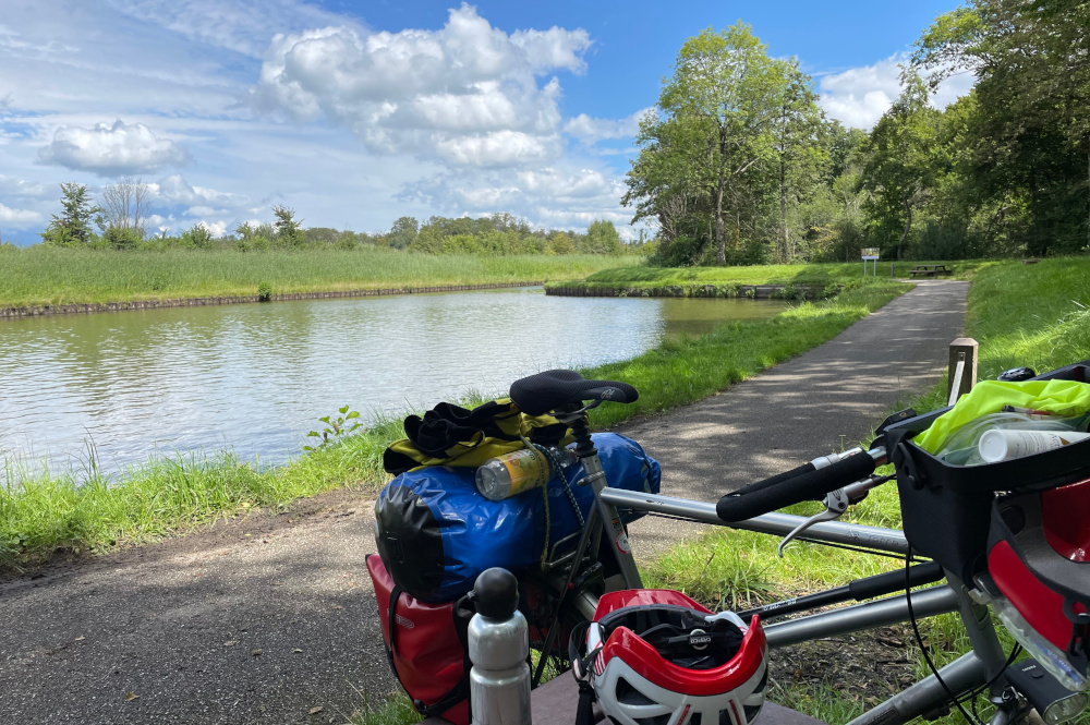 Pause am Canal de la Marne au Rhin (9.8.2021; Foto: Henning Klare)