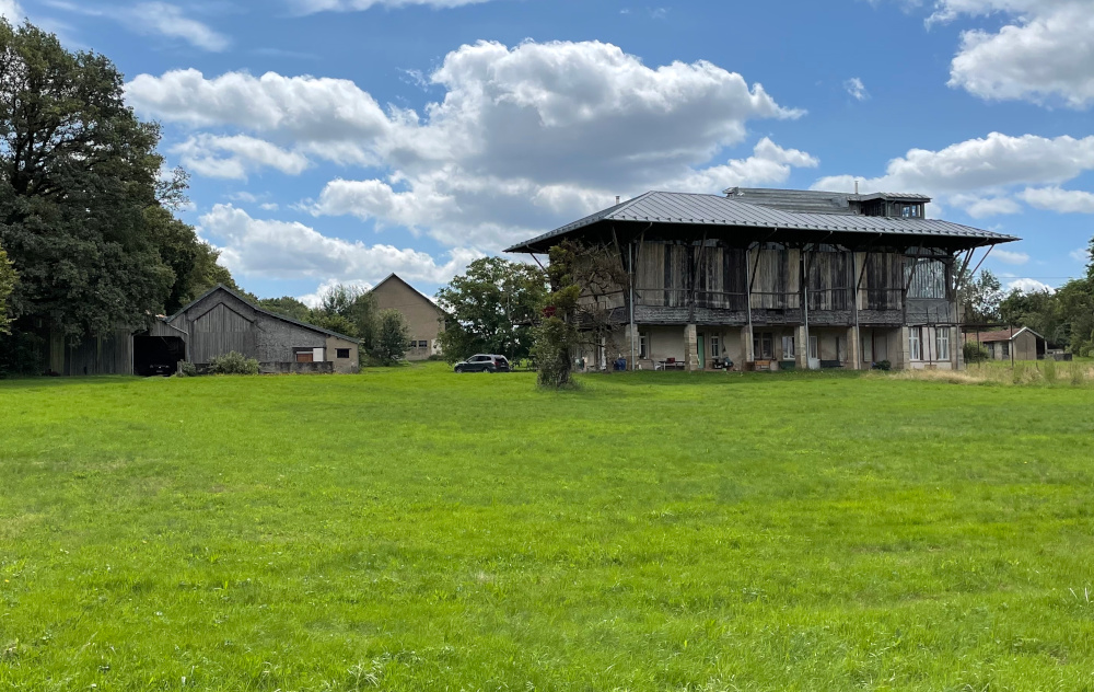 Eigenartiges Wirtschaftsgebäude vor Rambervillers (10.8.2021; Foto: Henning Klare)