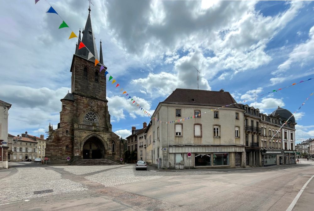 Rambervillers: Kirchplatz (9.8.2021; Foto: Henning Klare)