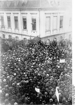 Eine Menschenmenge verfolgt an der Reichskanzlei Scheidemanns Ansprache. (Quelle: Bundesarchiv, Bild 146-1972-030-51 / CC-BY-SA 3.0)