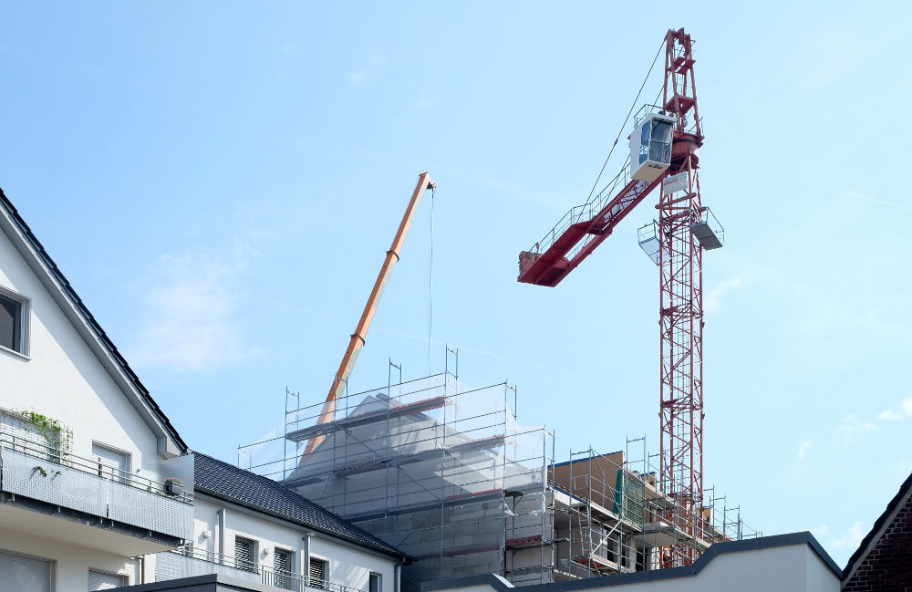 Von der Marktallee aus hat der Mobilkran schon den langen Ausleger des Krans über das Haus Marktallee 34 hinweg transportiert (28.5.2017; Foto: Klare)