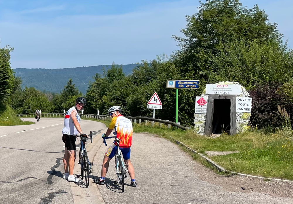 Auf dem Col des Croix treffen sich die Rennradfahrer und wenige Touristen (12.8.2021; Foto: Henning Klare)