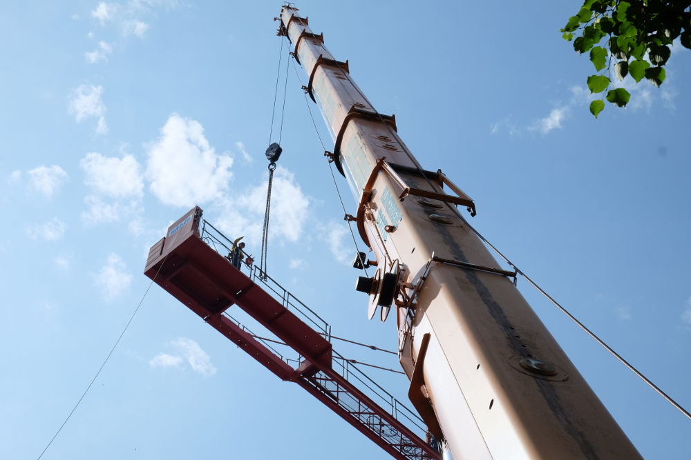 Der Mobilkran auf der Marktallee übernimmt den kurzen Ausleger (28.5.2017; Foto: Klare)