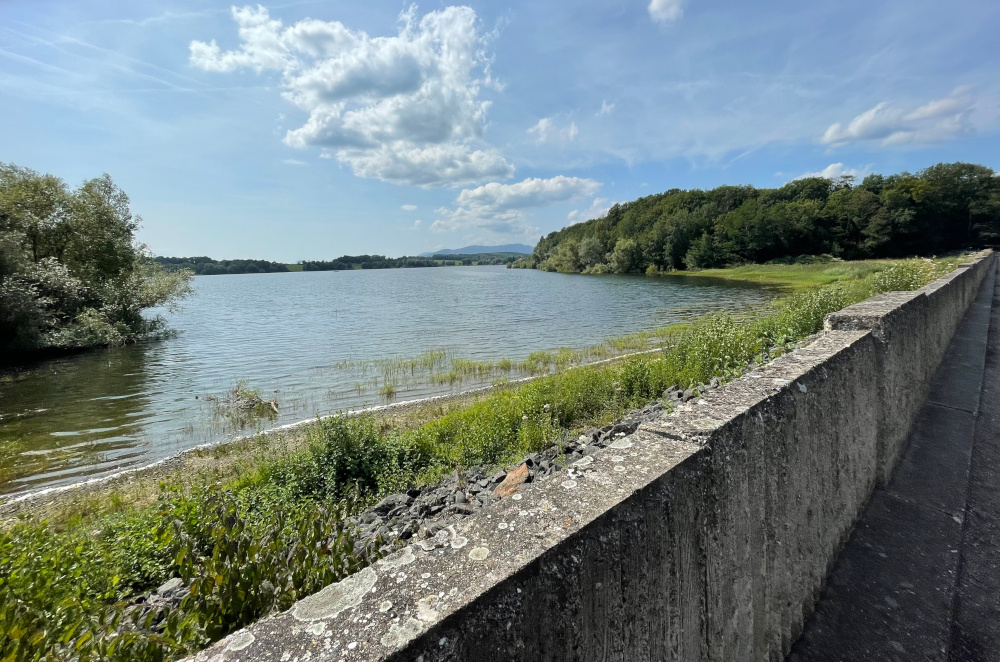 Der Blick über die Mauer: Barrage de Michelbach (13.8.2021; Foto: Henning Klare)