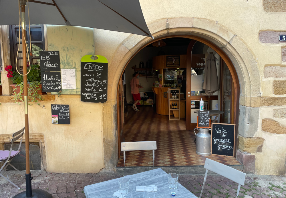 Kaffee und Crêpe confiture: La Trot À Fromage in Eguisheim (14.8.2021; Foto: Henning Klare)