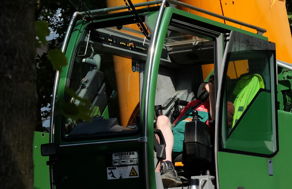 Der Fahrer des Mobilkrans in seiner Kabine; auf den ersten Blick ein entspannter Anblick (28.5.2017; Foto: Klare)