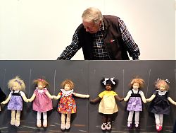 Hans Muschinski als Puppen-(Groß)Vater im Hiltruper Museum (4.10.2021; Foto: Henning Klare)