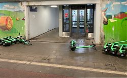 Kreuz und quer im Bahnhofstunnel: Elektro-Roller (16.10.2021; Foto: Henning Klare)