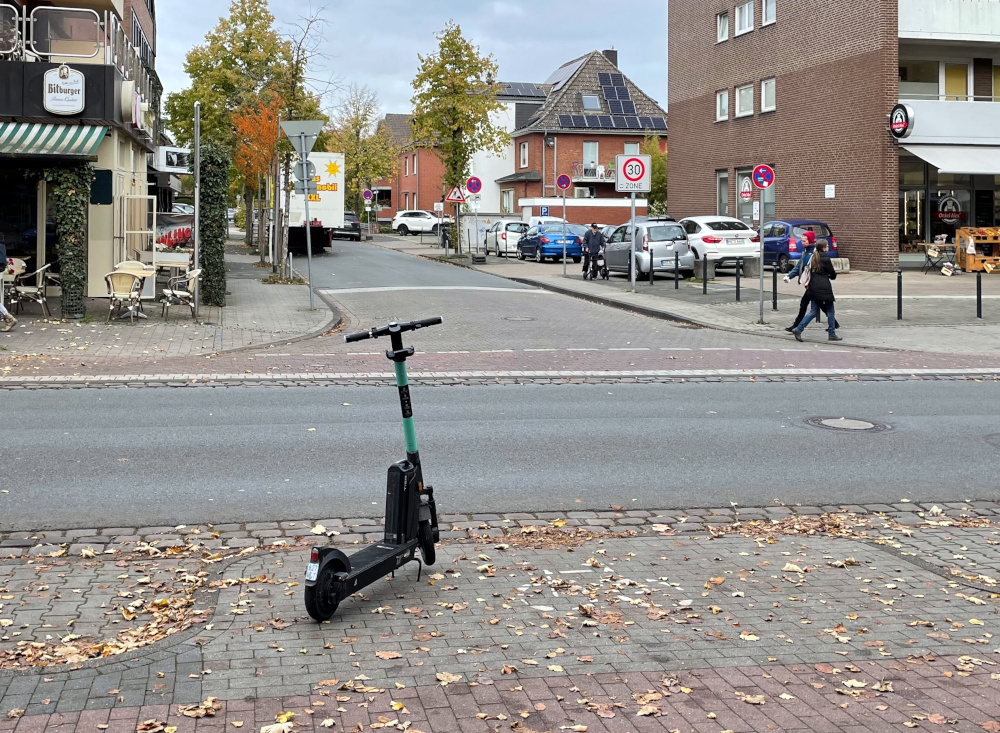 Dieser Platz ist für Radfahrer reserviert, die von der Moränenstraße auf die Marktallee wollen oder umgekehrt (25.10.2021; Foto: Henning Klare)