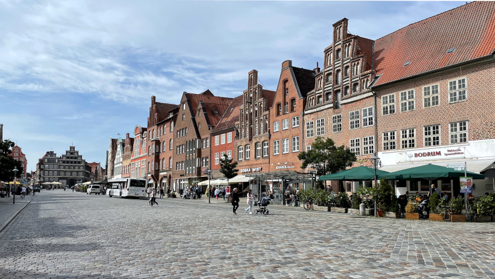 Lüneburg, Am Sande. Am Ende des Platzes mit dunkler Ziegelfassade die IHK (7.9.2021; Foto: Henning Klare)