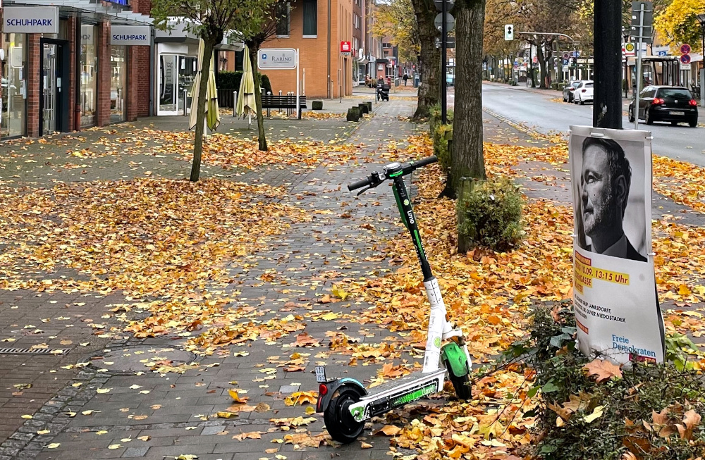 Elektroroller quer auf dem Gehweg - Gefährliche Falle für Sehbehinderte (7.11.2021; Foto: Henning Klare)