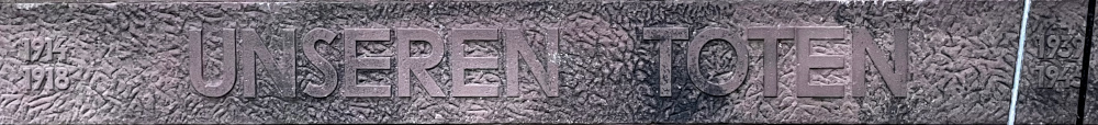Inschrift am Hiltruper Ehrenmal: "1914/1918 Unseren Toten 1939/1945" (13.11.2021; Foto: Henning Klare)