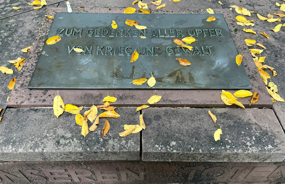 Hiltruper Ehrenmal: Nachträglich angebrachte Gedenktafel (13.11.2021; Foto: Henning Klare)