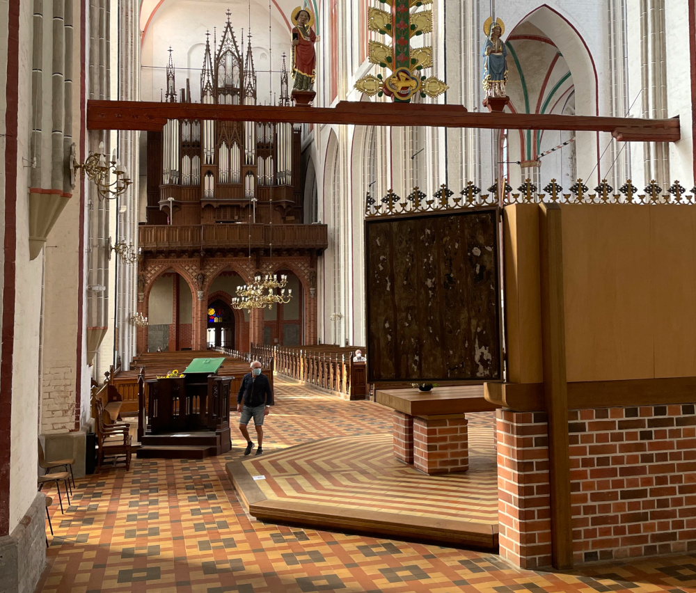 Schweriner Dom: Neuer Altar (12.9.2021; Foto: Henning Klare)
