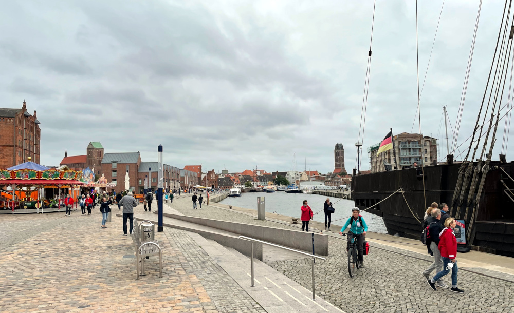 Wismar: Alter Hafen mit Blick auf die Stadt, im Hintergrund links Nikolaikirche und rechts Turm der Marienkirche (13.9.2021; Foto: Henning Klare)