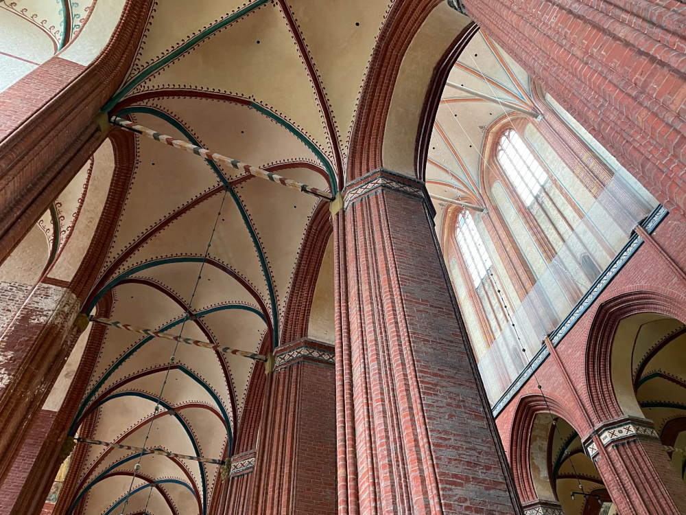 Wismar: Nikolaikirche „gewaltig aufstrebend und einheitlich“ (13.9.2021; Foto: Henning Klare)