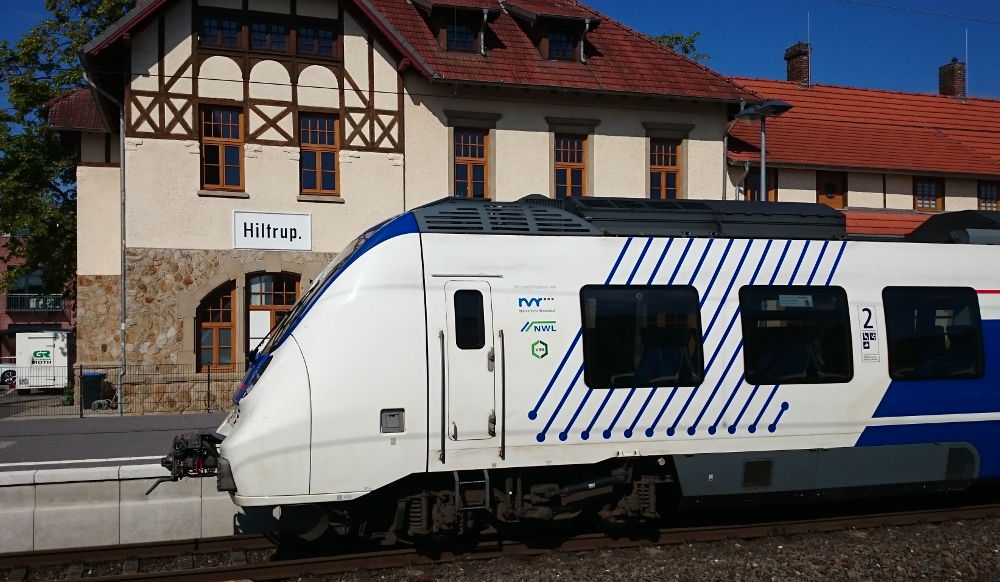 Der dynamische Anblick täuscht: der Zug von National Express ist im Hiltruper Bahnhof liegen geblieben (18.6.2017; Foto: Klare)