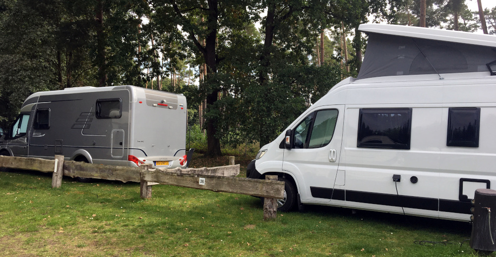 Flessenow: Wohnmobile drängeln sich auf dem Campingplatz (14.9.2021; Foto: Henning Klare)