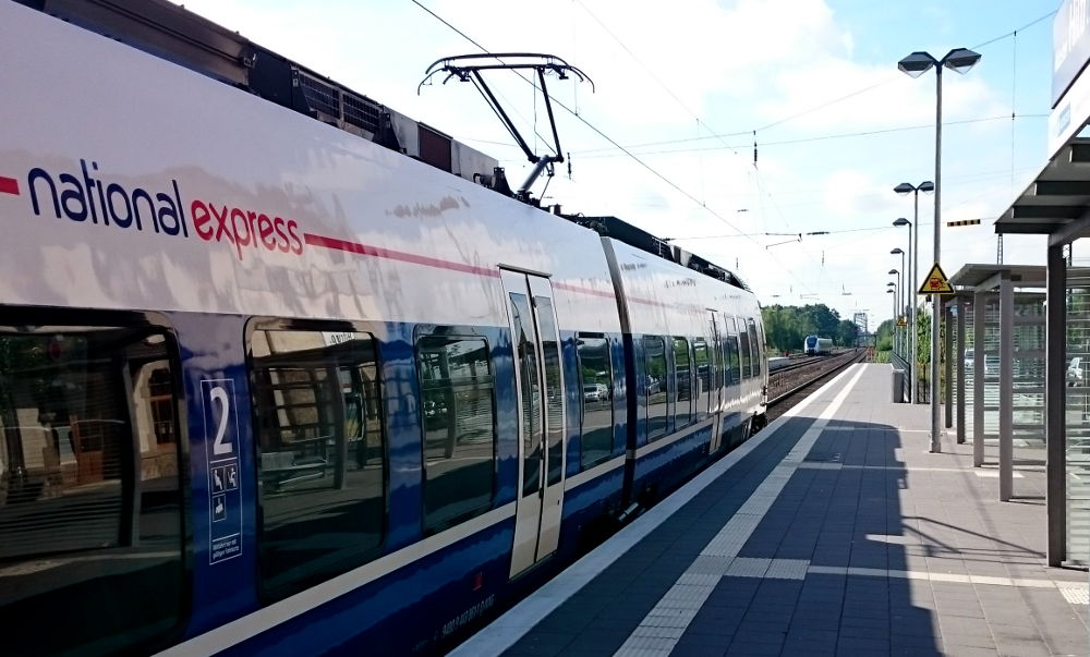 Ein Teil des havarierten National Express-Zugs blockiert Gleis 1 im Hiltruper Bahnhof, im Hintergrund steht der andere Teil auf dem Abstellgleis (18.6.2017; Foto: Klare)