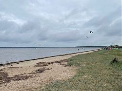Kitesurfer auf dem Salzhaff bei Pepelow (16.9.2021; Foto: Henning Klare)