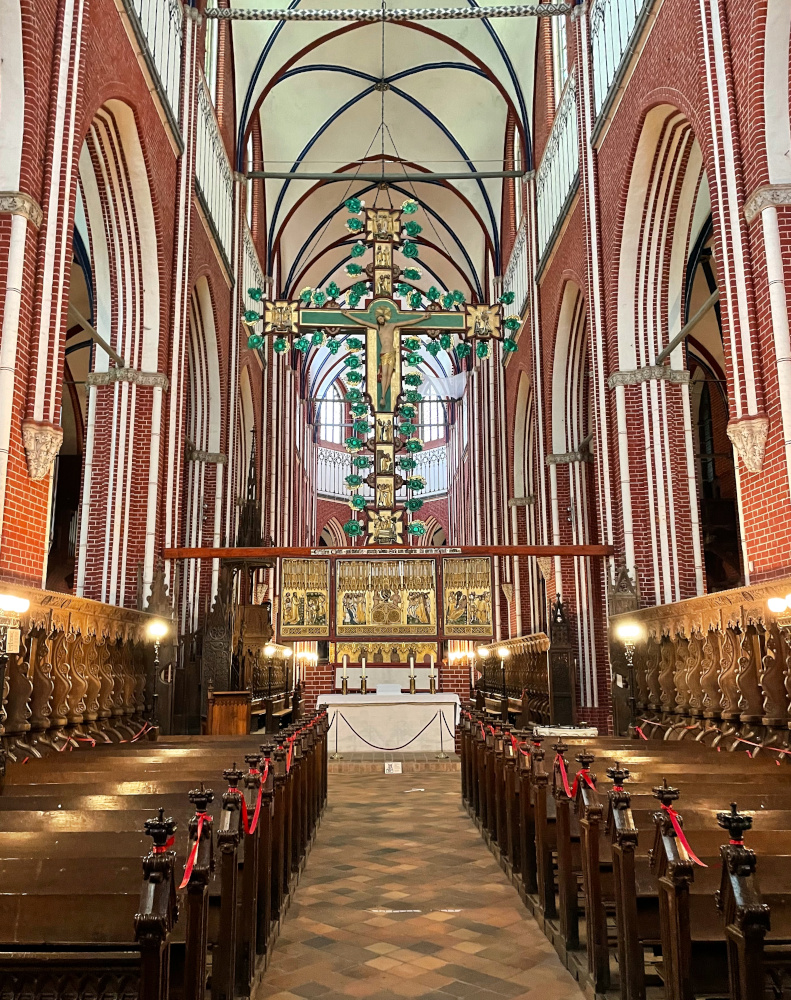 Blick von Westen im Laienchor auf Lettner und Kreuzaltar mit Triumpfkreuz im Kirchenschiff des Doberaner Münsters (16.9.2021; Foto: Henning Klare)