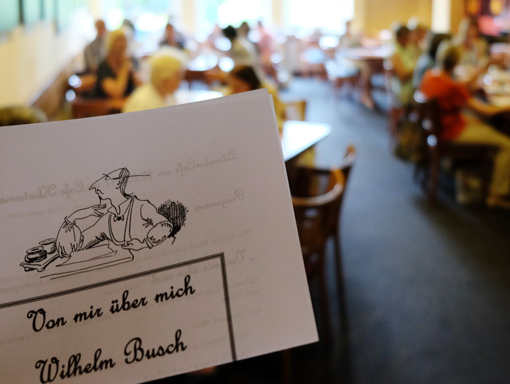 "Von mir über mich": Wilhelm-Busch-Lesung des VorLeseClubs Hiltrup im Café Klostermann (20.6.2017; Foto: Klare)