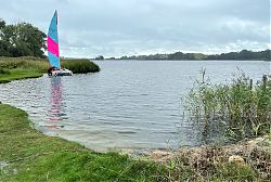 Camping Hellör: Segelsetzen (18.9.2021; Foto: Henning Klare)