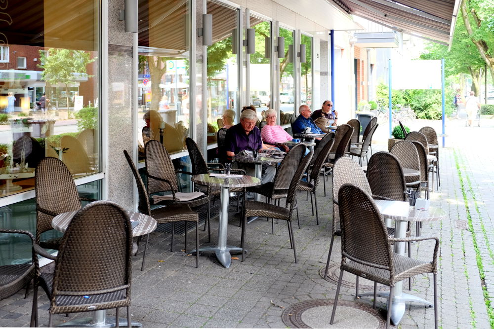 Draußen vor dem Café Klostermann war es so heiß, dass nur wenige Tische besetzt waren (20.6.2017; Foto: Klare)