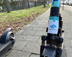 Rollerblockade, einmal mehr. Diesmal auf dem Gehweg vor dem Hiltruper Krankenhaus (20.1.2022; Foto: Henning Klare)