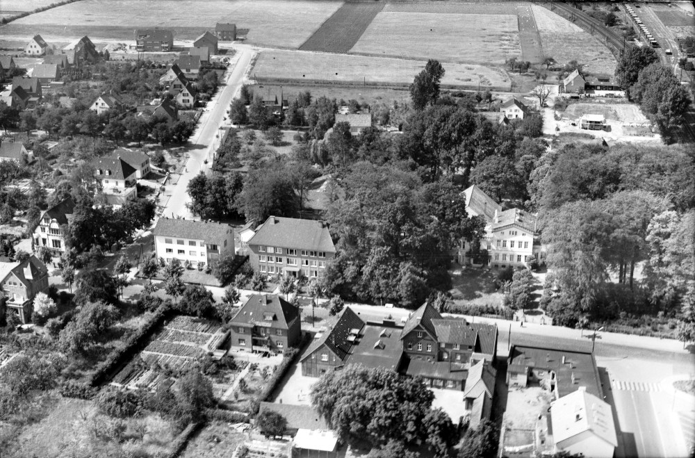 In der Bildmitte von links nach rechts: Villa Dalhoff, ein Wohnhaus und der Landwirtschaftsverlag (erbaut nach dem II. Weltkrieg), Villa Schencking; gegenüber auf der anderen Seite der Bahnhofstraße das Restaurant Elfering (Foto um 1960)