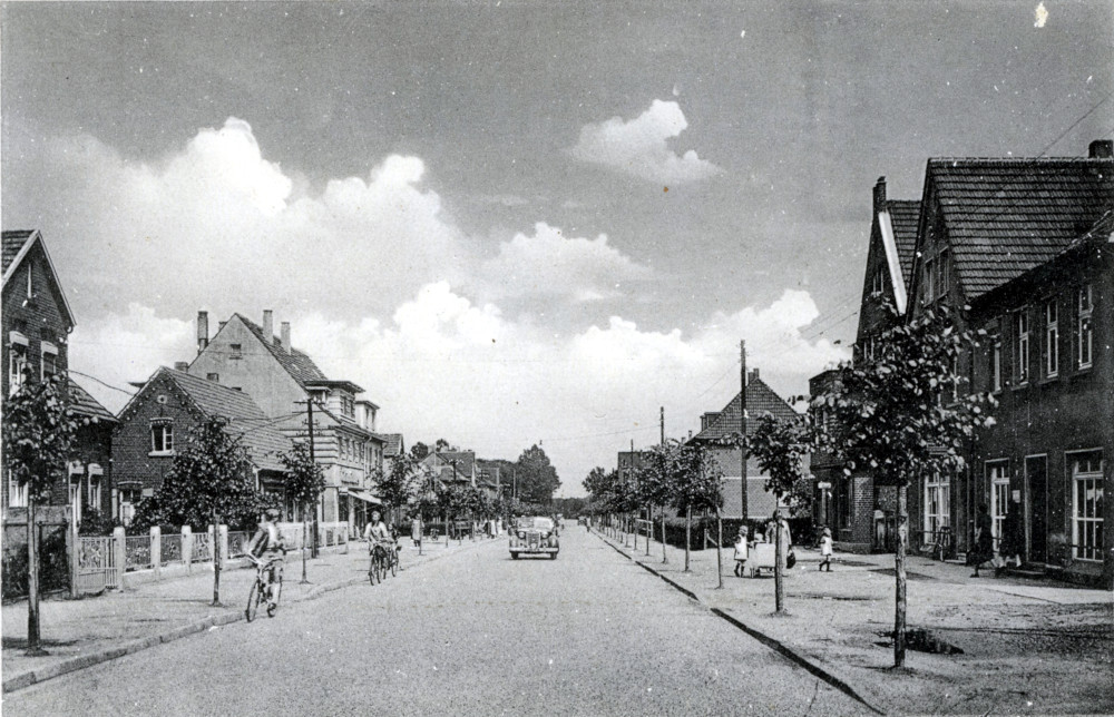 Hiltrup, Bahnhofstraße, Blick nach Osten, 2. Haus von links: Beitelhoff (um 1950; historische Postkarte Sammlung Stoffers (Münsterländische Bank - Stadtarchiv) 0104)